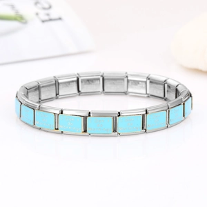 Détail d'un maillon de bracelet italien avec émail bleu clair et texte personnalisé gravé