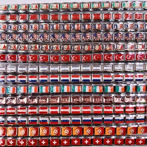 Detailansicht der 9mm modularen Flaggen-Charms und Stadt-Logos aus Edelstahl