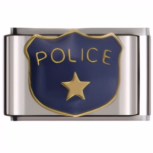 Detailansicht eines italienischen Charm-Elements mit blauem Emaille-Polizei-Abzeichen