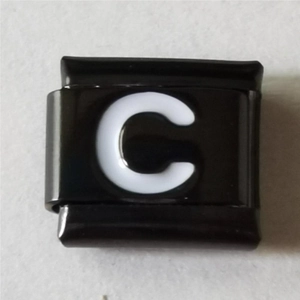 Detail van een Italiaanse modulaire bedel in zwart met een wit geprinte letter C-ontwerp