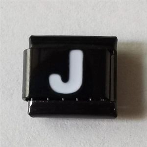 Detail van een zwarte roestvrijstalen modulaire armband schakel met witte letter J