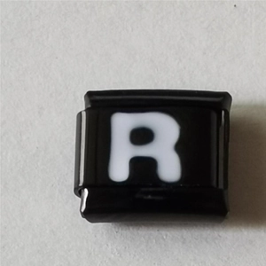 Detail van Italiaanse bedelarmband schakel met witte letter R op zwart edelstaal