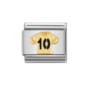 Dettaglio del charm 9mm in acciaio inossidabile con maglia da calcio dorata numero 10