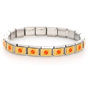 Dettaglio del bracciale modulare in acciaio inossidabile con ciondoli da football americano