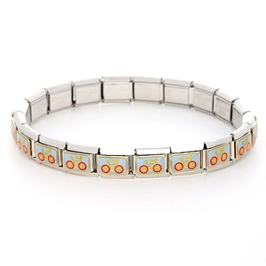 Dettaglio di un bracciale charm da 9 mm in acciaio inossidabile con motivo bici in smalto