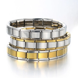 Detalle de tres pulseras italianas en oro, plata y acabado pulido bicolor de alta calidad