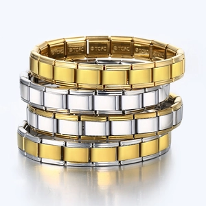 Primer plano de pulseras modulares italianas en acero inoxidable dorado y plateado