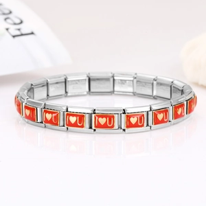 Détails des maillons de bracelet italien avec cœurs en émail rouge et gravures I Love U