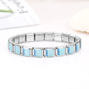 Détail du bracelet modulaire 9 mm en acier inoxydable avec émail bleu clair BOOK worm