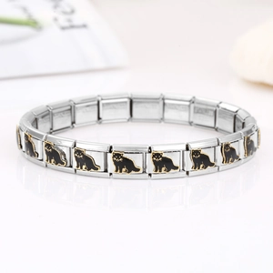 Bracelet modulaire en acier inoxydable avec motif chat noir et reflet sur fond brillant