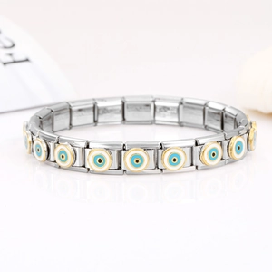 Vue détaillée du bracelet italien en acier inoxydable de 9 mm avec modules mauvais œil