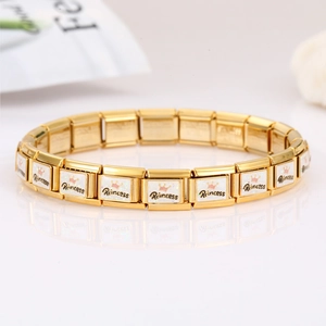 Détail d'un bracelet italien en acier doré avec un module couronne rose et Princess