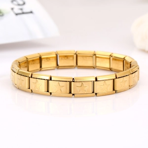 Détail du bracelet italien doré avec maillons en acier inoxydable à motifs d'étoiles