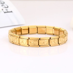 Détail du bracelet modulaire 9mm en acier inoxydable doré avec motif cœur gravé