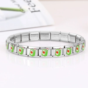 Détail du bracelet à breloques en acier inoxydable 9mm avec maillon émaillé jus de pomme