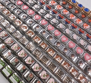 Detailansicht von Edelstahl-Charms mit Herzen, Hunden und BEST-Gravuren für Armbänder.
