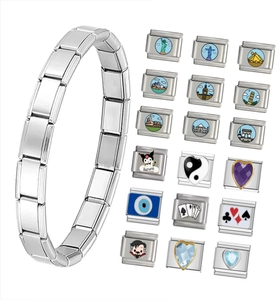 Detailansicht der 18 italienischen Charm-Armbandglieder und polierte Edelstahlbasis