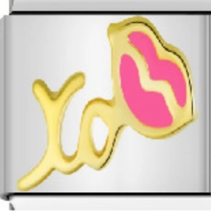 Dettaglio charm italiano con labbra in smalto rosa e design XO in finitura dorata