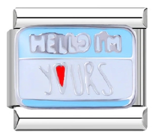 Dettaglio charm in smalto Hello I'm Yours in acciaio inox per bracciali DIY