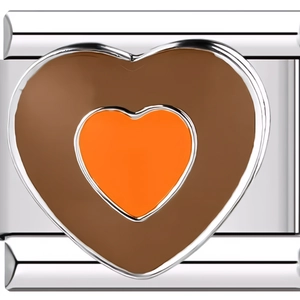 Makroaufnahme von Edelstahl-Armband-Charm mit doppeltem Emaille-Herz-Design