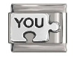 Dettaglio di un elemento puzzle in acciaio inossidabile con incisione YOU per bracciali