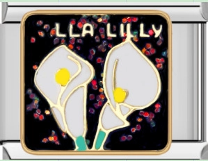 Vista macro di un charm a maglia quadrata con fiori di giglio calla bianchi e smalto nero