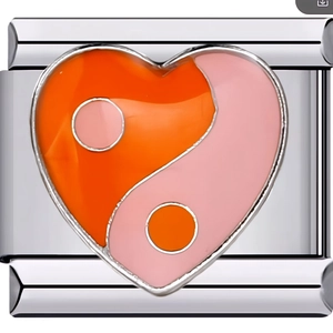 Nahaufnahme von Edelstahl-Herzanhänger mit orangefarbenem und rosa Yin-Yang-Emaille