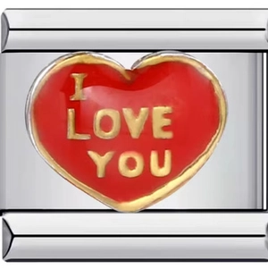 Vista macro del charm in acciaio inossidabile con cuore rosso e scritta I Love You dorata