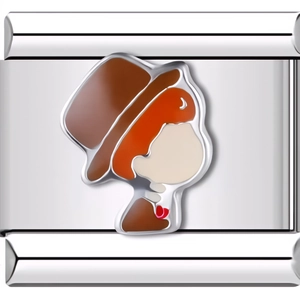 Makroaufnahme von Edelstahl-Charm mit Emaille-Cartoon-Junge für modulare Armbänder