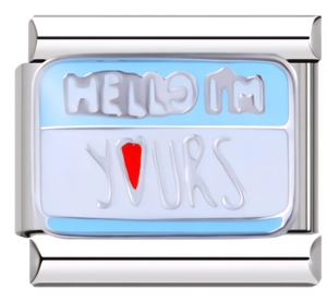 Makroaufnahme von Edelstahl-Charm-Link mit Hello I'm Yours Text und rotem Herz