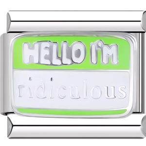 Makro-Detail des italienischen Charms mit HELLO I'M ridiculous grünem Emaille-Design