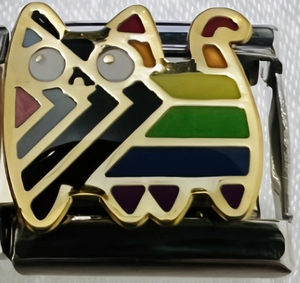 Makroaufnahme von Edelstahl-Modulglied mit einem bunten Pop-Art-Katzen-Emaille-Charm