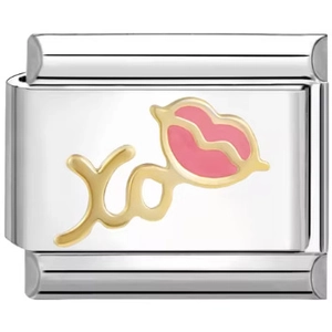 Dettaglio charm in acciaio inossidabile con scritta XO dorata e smalto labbra rosa