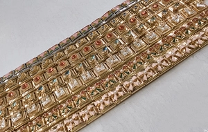 Detailansicht der 18K Gold italienischen Charm-Glieder mit Emaille und Kristallbesatz