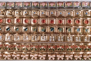 Detailansicht eines italienischen Charm-Armbands mit bunten Zirkonen und Goldmustern