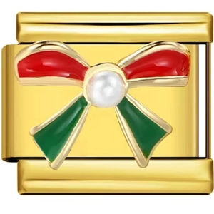 Detail eines 18K Gold-Modul-Charms mit rot-grüner Schleife und Perle für DIY-Armbänder