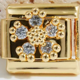 Makroaufnahme des 18K Gold-Moduls mit einer fünfblättrigen Blume und Zirkonia-Inlay
