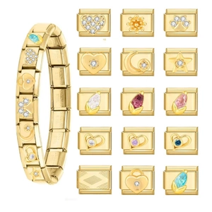 Detail eines 18K goldmodularen Charms-Armbands mit Stern-, Mond- und Edelstein-Charms