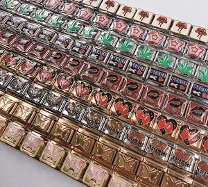 Details italienischer Modular-Charms mit Peace- und Smile-Symbolen auf Gold-Silber-Gliedern