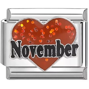 Makroansicht des Edelstahl-Armbandglieds mit November-Schriftzug und rotem Herz