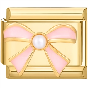 Makroansicht des goldenen Modular-Charms mit rosa Schleife und weißer Perle für Armbänder