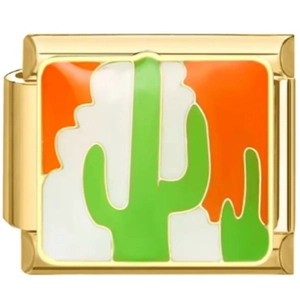 Nahaufnahme von goldenem Edelstahl-Italian-Charm mit Emaille-Kaktus-Motiv