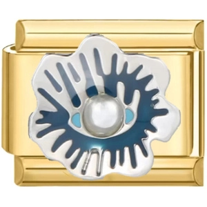 Detail eines 9mm goldenen Edelstahl Italian Charm mit blauem Emaille und weißer Perle