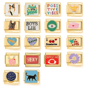 Detailansicht der italienischen Gold-Edelstahl-Charms mit bunten Emaille-Mustern und Icons