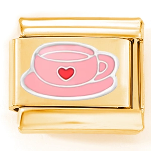 Detail eines goldenen Modul-Charms mit rosa Teetasse und rotem Herz für Gliederarmband