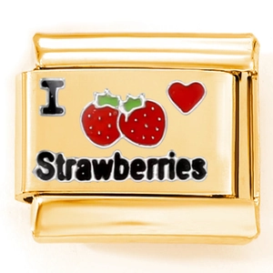 Detail eines italienischen Gold-Charms mit I heart Strawberries Emaille-Text