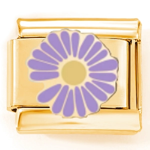 Nahaufnahme eines italienischen Gold-Charms mit violettem und gelbem Gänseblümchen-Motiv