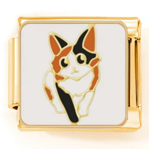 Detailaufnahme eines goldenen Italian Charm Elements mit Calico-Katze Emaille