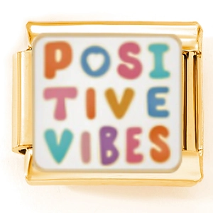 Detailansicht eines goldenen Edelstahl-Glieds mit Positive Vibes Schriftzug und Herz