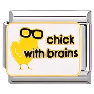 Détail macro du charm italien avec poussin jaune et inscription chick with brains
